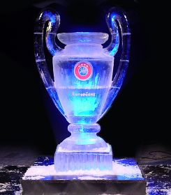 Eisskulptur. UEFA Championsleague-Pokal