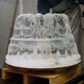 Eisskulptur Gugelhopf, Durchmesser 1m